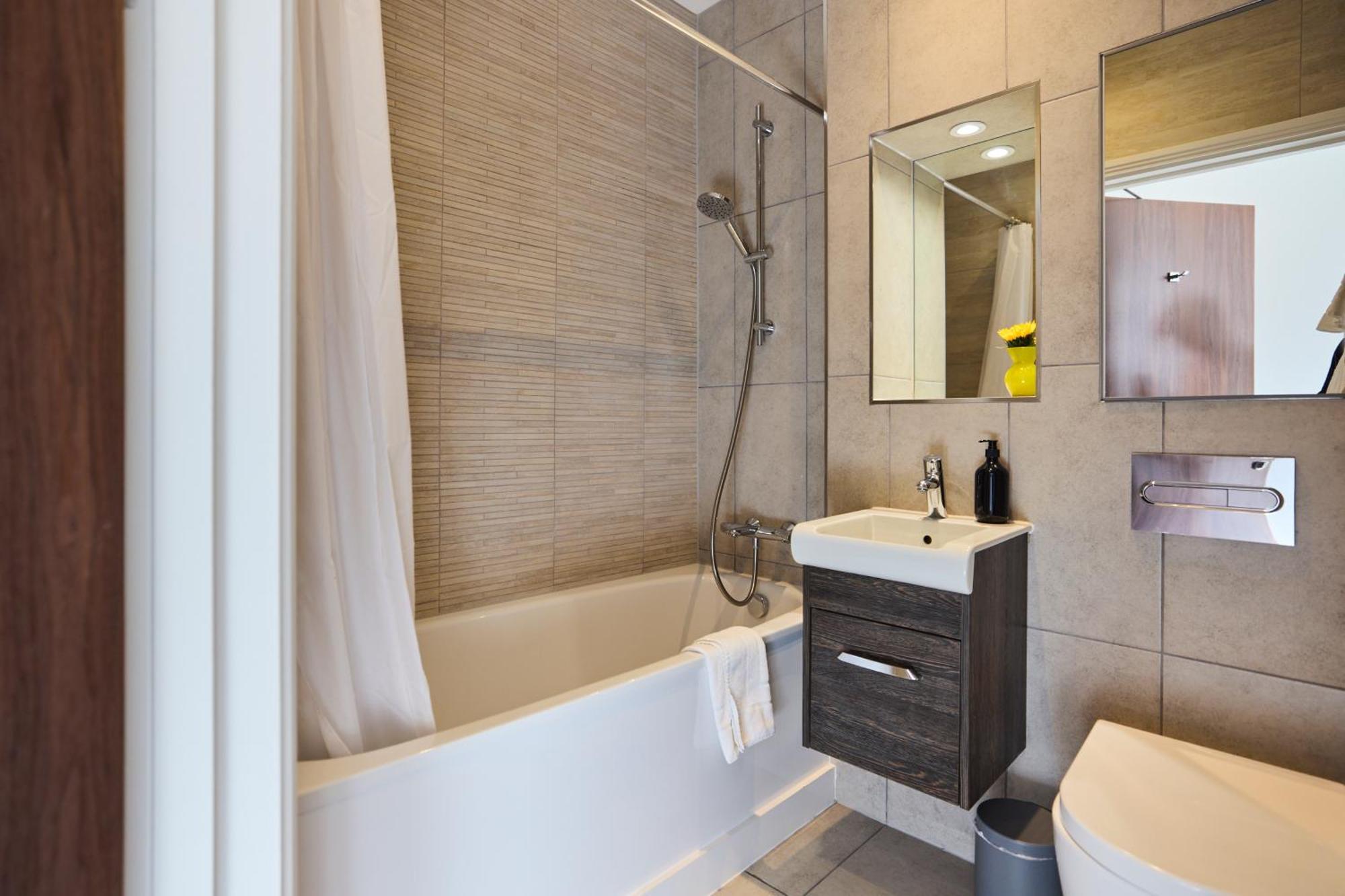 The Harlesden Place - Modern 3bdr Flat With Balcony Лондон