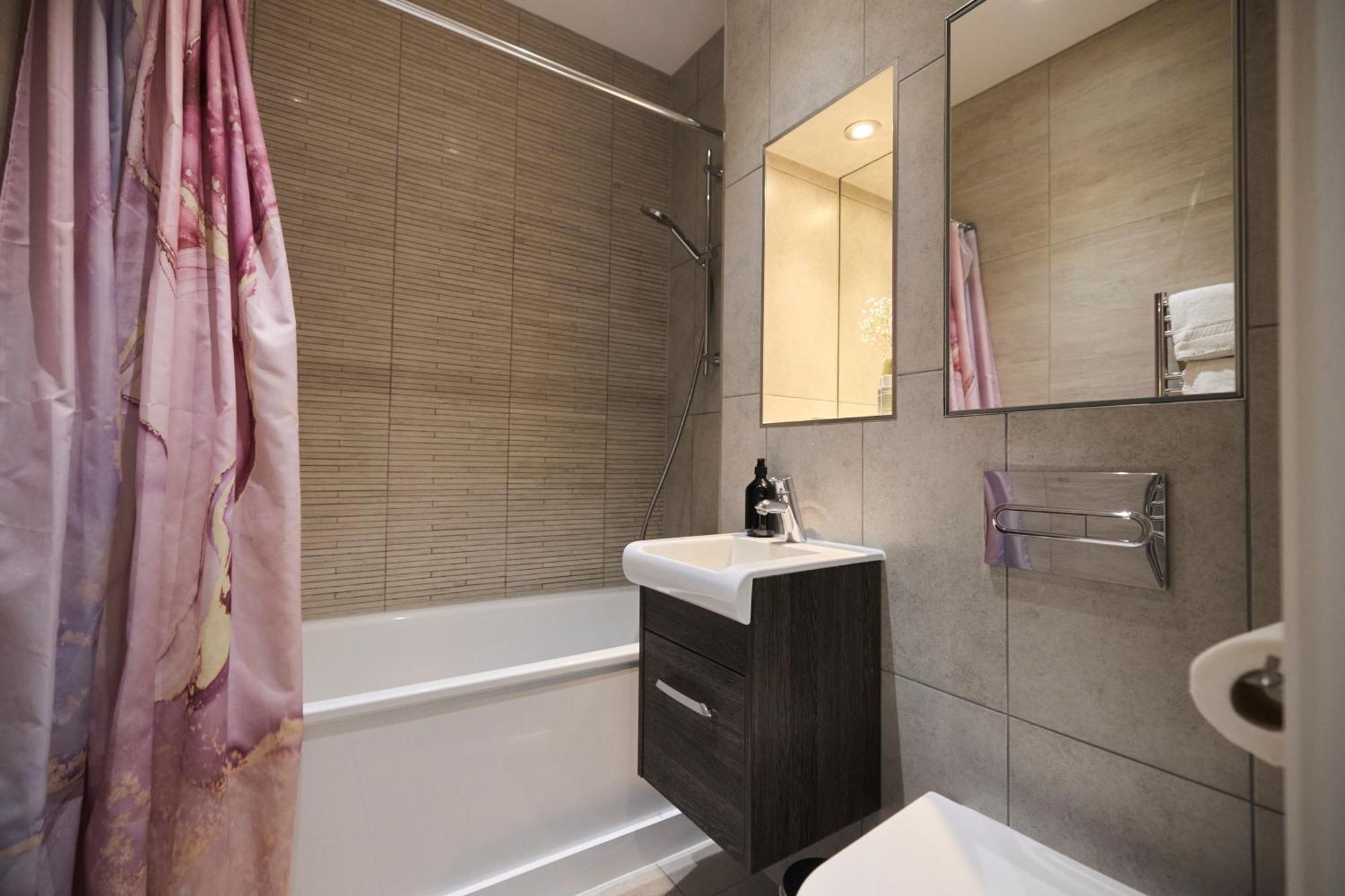 The Harlesden Place - Modern 3bdr Flat With Balcony Лондон